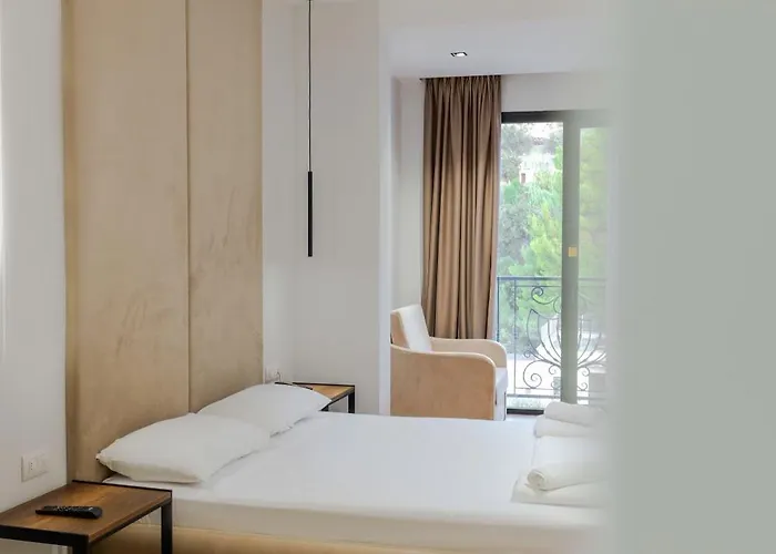 מלון Hotel Central 4*